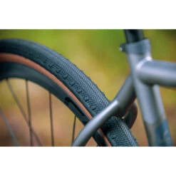 CADEX AR Folding Tire | AR-S Dual Compound | Dual Shield | Tubeless Ready - 40-622 -SRAM Bike Parts Sales cadex ar tire gravel black brown mounted rear 1340600